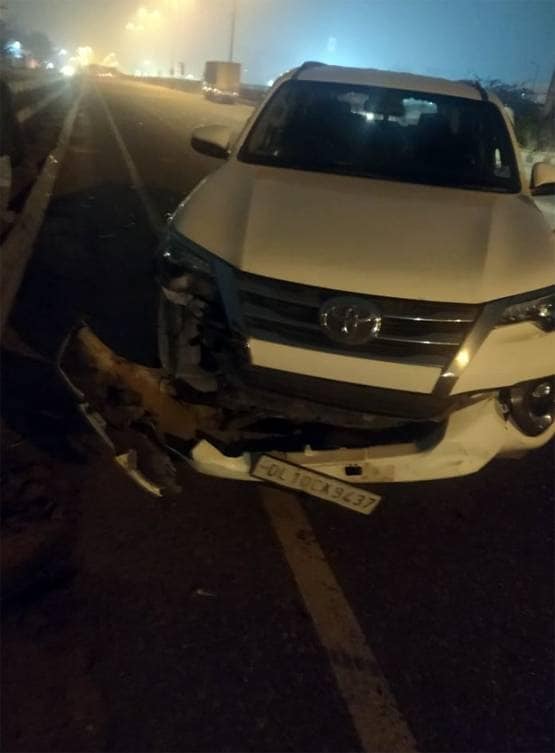 सड़क हादसे में बाल-बाल बचीं सपना, कार का हुआ बुरा हाल, देखें तस्वीरें