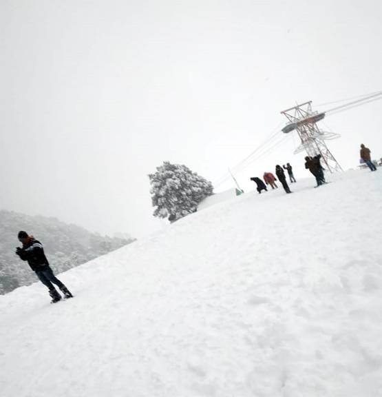 दिल्ली में ओले-पहाड़ों पर बर्फबारी, औली में ऐसा दिखा नजारा