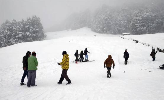 दिल्ली में ओले-पहाड़ों पर बर्फबारी, औली में ऐसा दिखा नजारा