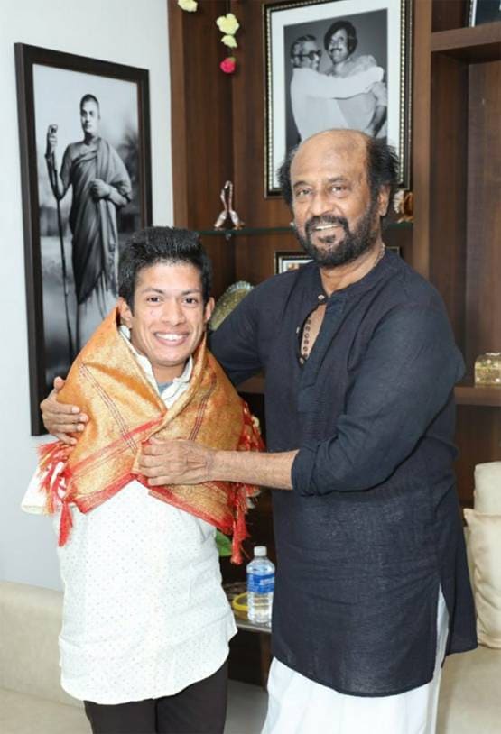 रजनीकांत से मिलने पहुंचा दिव्यांग फैन, दिया ये स्पेशल गिफ्ट