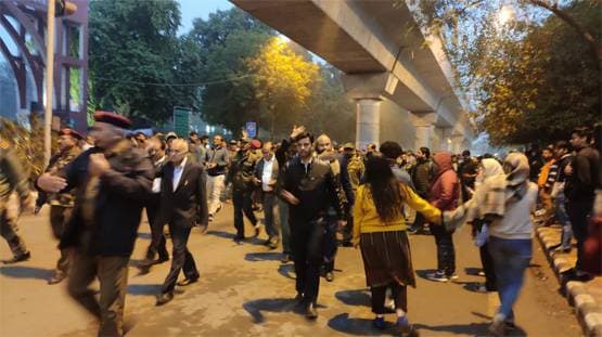 तस्वीरों में देखें, नागरिकता कानून पर जामिया में कैसे मचा है कोहराम