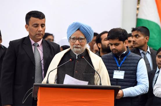 राजघाट पर कांग्रेस का सत्याग्रह, सोनिया-राहुल-प्रियंका ने याद दिलाया संविधान