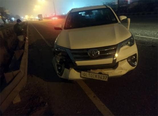 सड़क हादसे में बाल-बाल बचीं सपना, कार का हुआ बुरा हाल, देखें तस्वीरें