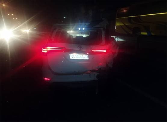 सड़क हादसे में बाल-बाल बचीं सपना, कार का हुआ बुरा हाल, देखें तस्वीरें