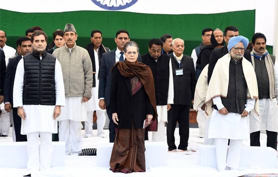 राजघाट पर कांग्रेस का सत्याग्रह, सोनिया-राहुल-प्रियंका ने याद दिलाया संविधान