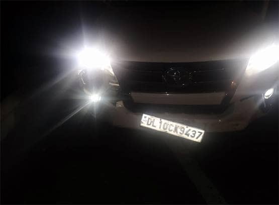 सड़क हादसे में बाल-बाल बचीं सपना, कार का हुआ बुरा हाल, देखें तस्वीरें