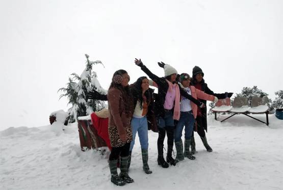 दिल्ली में ओले-पहाड़ों पर बर्फबारी, औली में ऐसा दिखा नजारा