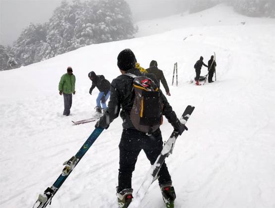 दिल्ली में ओले-पहाड़ों पर बर्फबारी, औली में ऐसा दिखा नजारा