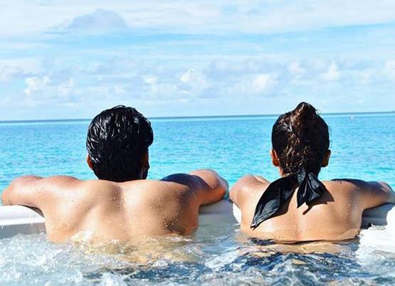 वेकेशन पर नच बलिए स्टार गुरमीत-देबीना, तस्वीरों में देखें कपल का रोमांस