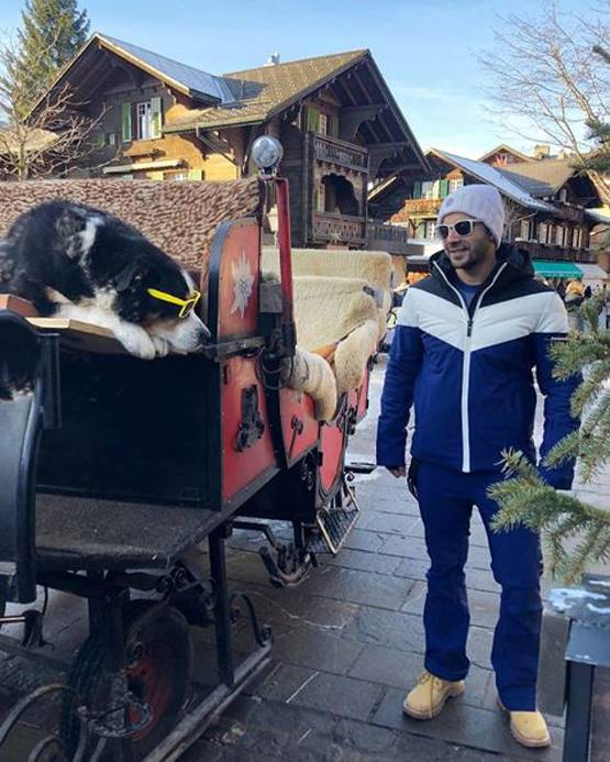 न्यू ईयर से पहले स्विजरलैंड पहुंचे वरुण, करीना-करिश्मा संग फोटो