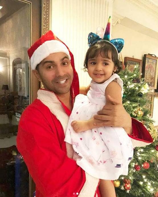 न्यू ईयर से पहले स्विजरलैंड पहुंचे वरुण, करीना-करिश्मा संग फोटो