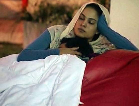 कभी कंबल में तो कभी बाथरूम में, बिग बॉस में पार हुईं रोमांस की हदें