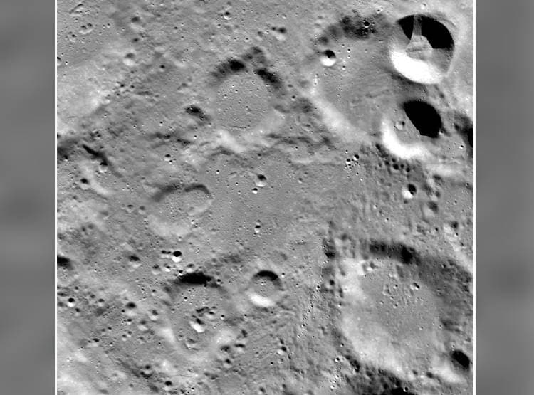 नासा को द‍िखा व‍िक्रम लैंडर, तीन टुकड़ों में चांद पर ब‍िखरा म‍िला