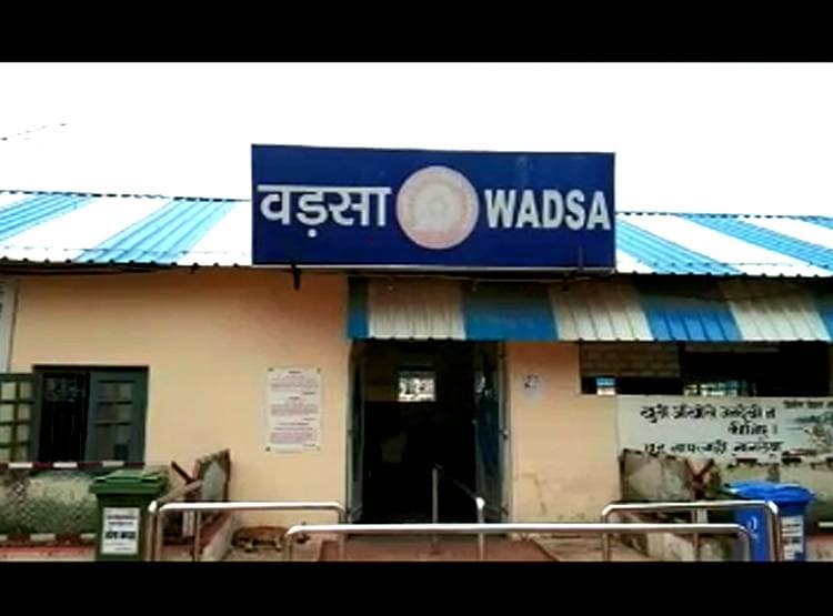 पटर‍ियों पर लेटा शख्स, ऊपर से धड़ाधड़ गुजरती रही ट्रेन, वीड‍ियो वायरल