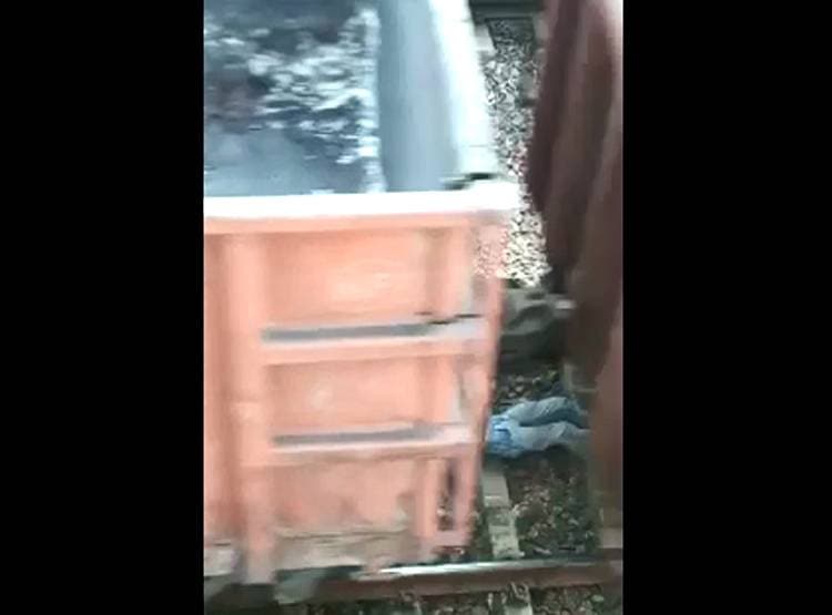 पटर‍ियों पर लेटा शख्स, ऊपर से धड़ाधड़ गुजरती रही ट्रेन, वीड‍ियो वायरल