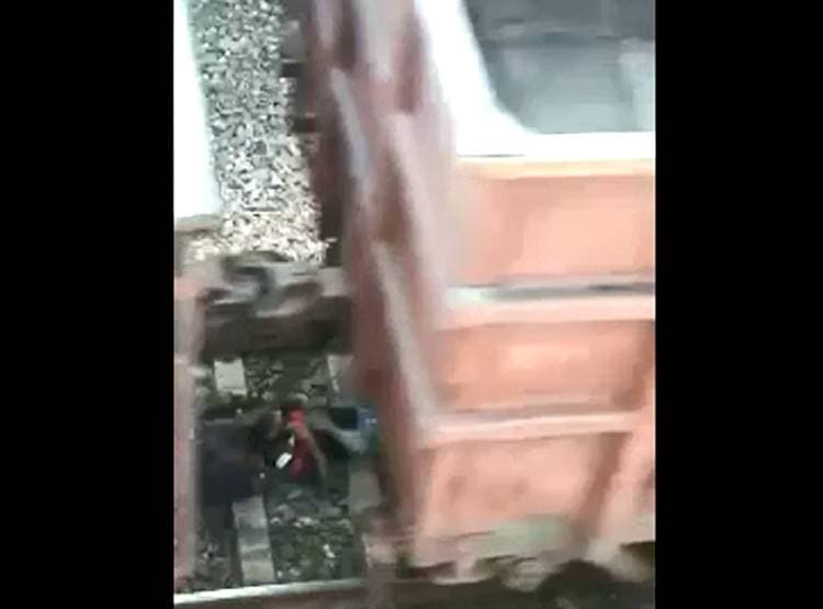 पटर‍ियों पर लेटा शख्स, ऊपर से धड़ाधड़ गुजरती रही ट्रेन, वीड‍ियो वायरल