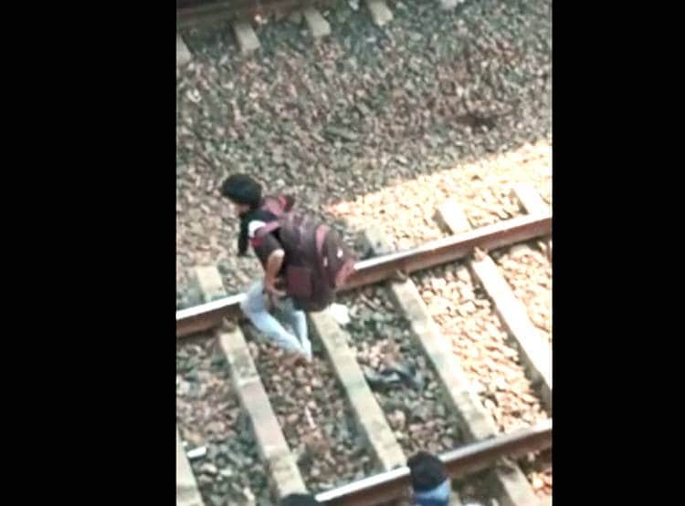पटर‍ियों पर लेटा शख्स, ऊपर से धड़ाधड़ गुजरती रही ट्रेन, वीड‍ियो वायरल