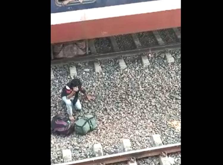 पटर‍ियों पर लेटा शख्स, ऊपर से धड़ाधड़ गुजरती रही ट्रेन, वीड‍ियो वायरल