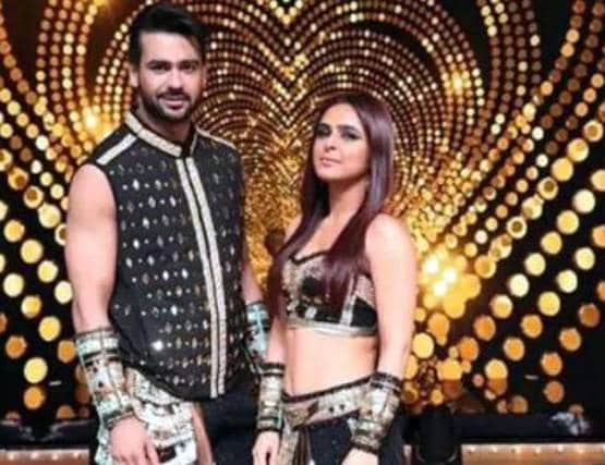 Ex कपल विशाल-मधुरिमा के बीच बढ़ीं नजदीकियां, कंबल के अंदर Kiss करते दिखे