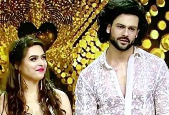 Ex कपल विशाल-मधुरिमा के बीच बढ़ीं नजदीकियां, कंबल के अंदर Kiss करते दिखे