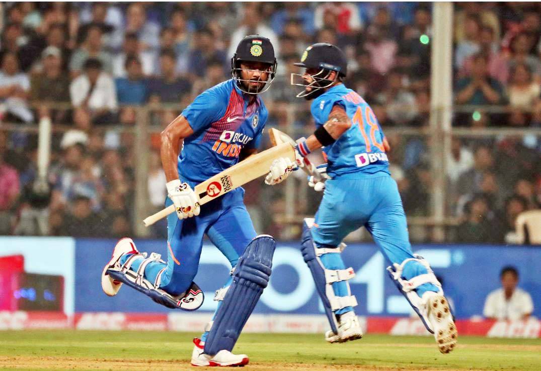 वानखेड़े में आग उगल रही थी टीम इंडिया और रिकॉर्ड बरसा रहे थे कोहली