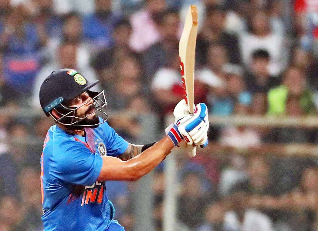 वानखेड़े में आग उगल रही थी टीम इंडिया और रिकॉर्ड बरसा रहे थे कोहली