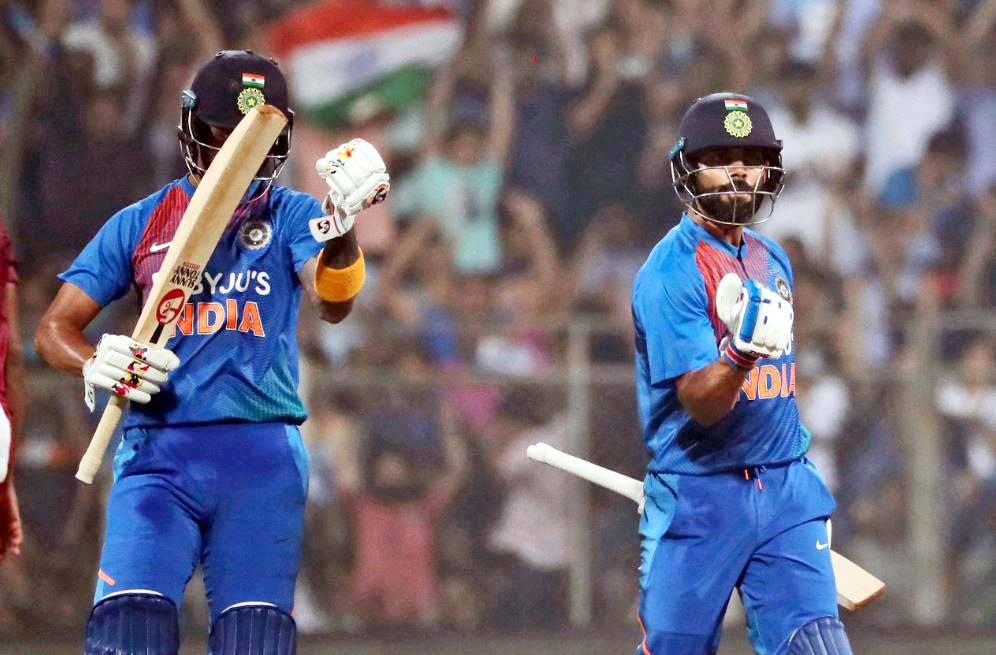 वानखेड़े में आग उगल रही थी टीम इंडिया और रिकॉर्ड बरसा रहे थे कोहली