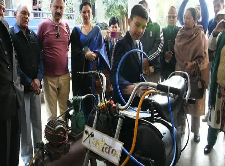गुब्बारे से मिला आइडिया और छात्र ने बना दी हवा से चलने वाली बाइक