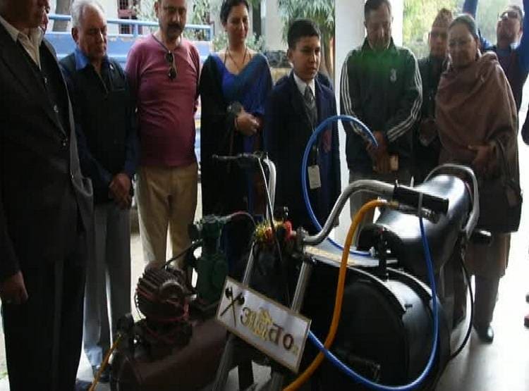 गुब्बारे से मिला आइडिया और छात्र ने बना दी हवा से चलने वाली बाइक