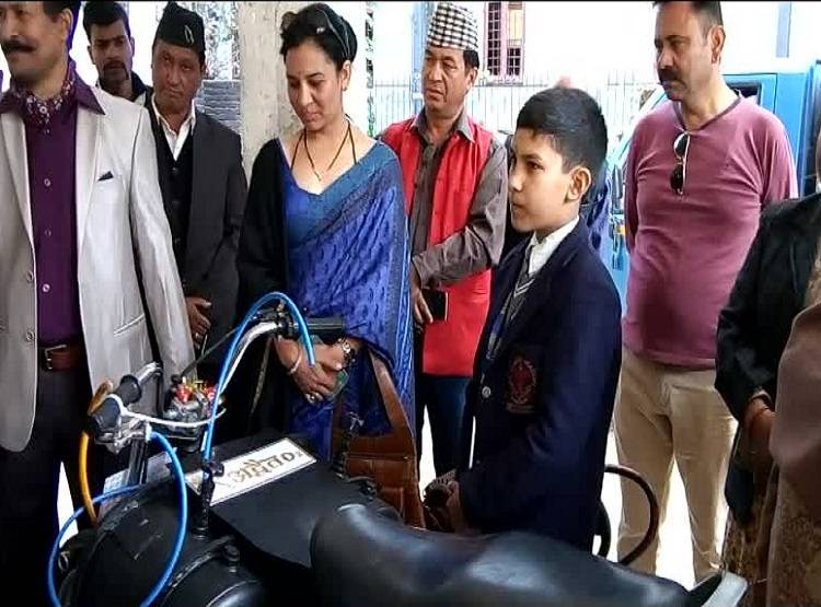 गुब्बारे से मिला आइडिया और छात्र ने बना दी हवा से चलने वाली बाइक
