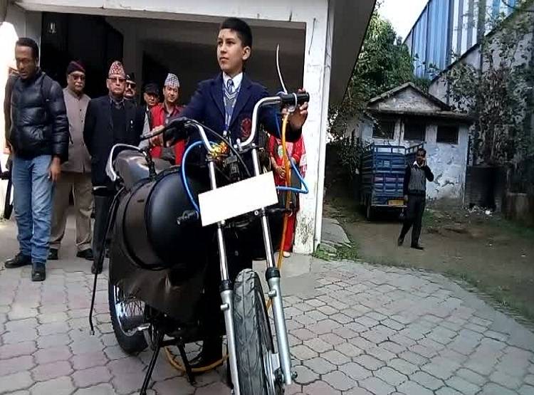 गुब्बारे से मिला आइडिया और छात्र ने बना दी हवा से चलने वाली बाइक
