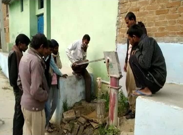हैंडपंप से पानी की जगह निकल रहा खून, मांस-हड्डी, दहशत में लोग