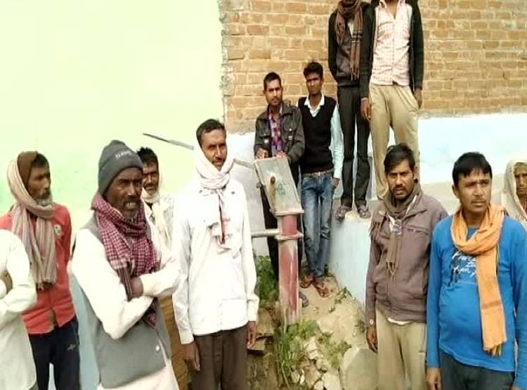 हैंडपंप से पानी की जगह निकल रहा खून, मांस-हड्डी, दहशत में लोग