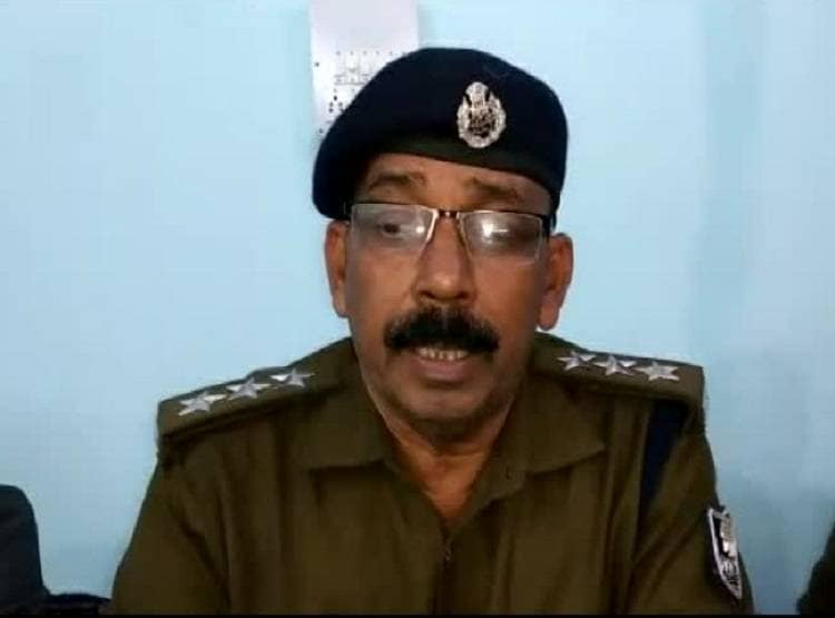 पक्षी के पीठ पर लगी मिली ये सीक्रेट चीज, पुलिस के भी उड़े होश