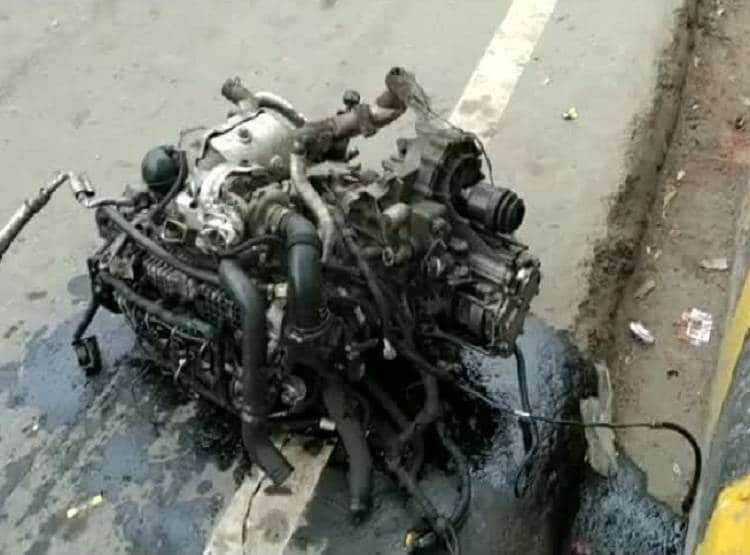 भारत की सबसे सेफ कार से गंभीर हादसा, सड़क पर आया इंजन