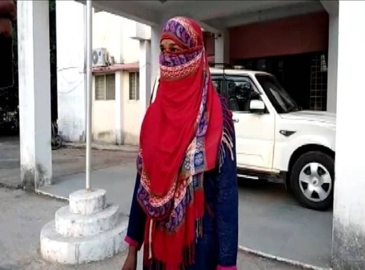 घी लेने आए पड़ोसी ने कोल्ड ड्रिंक पिलाकर किया रेप, वीडियो बनाकर ब्लैकमेल