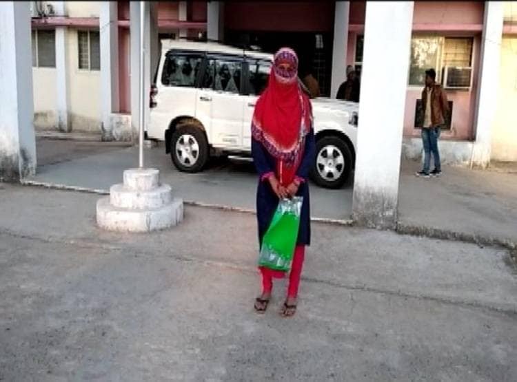 घी लेने आए पड़ोसी ने कोल्ड ड्रिंक पिलाकर किया रेप, वीडियो बनाकर ब्लैकमेल