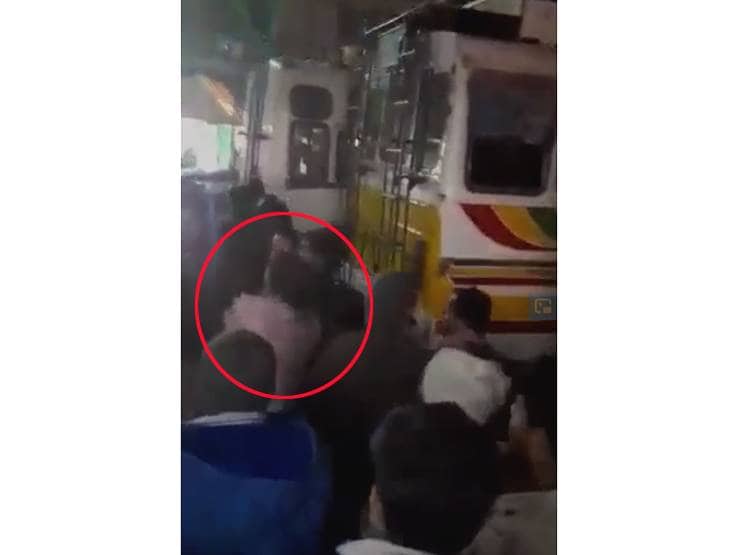 एक्ट्रेस से भीड़ करती रही छेड़छाड़, लोग बनाते रहे वीड‍ियो