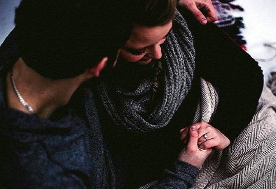 थिएटर में गर्लफ्रेंड से रोमांस कर रहा था पति, पत्नी ने रंगे हाथ पकड़ा, फिर...