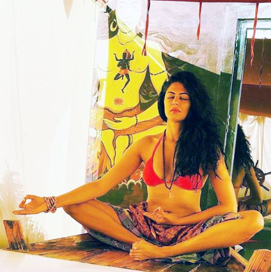 गोवा के समंदर में एंजॉय कर रही कविता कौश‍िक, बिकिनी में शेयर की फोटो