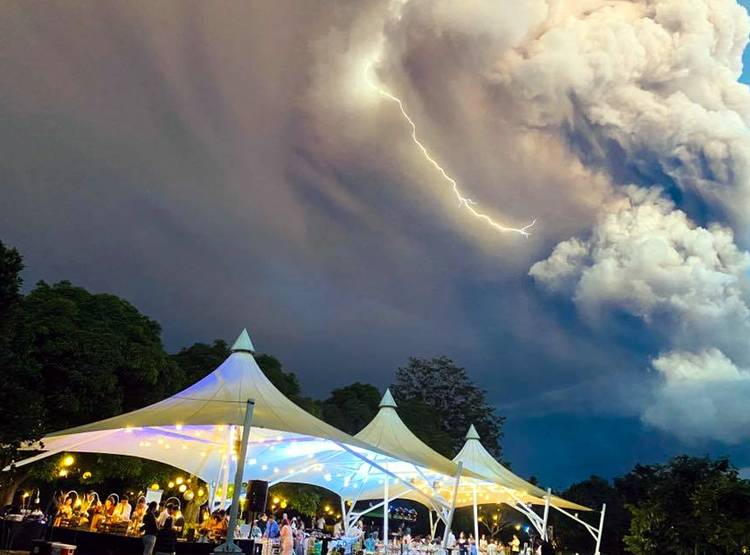 शादी के फोटो में कैद हुआ खतरनाक नजारा, देखकर दंग रह गए लोग