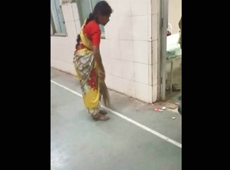 झाड़ू लगाती सफाईकर्मी मरीज के पास पहुंची, हाथ में लगा द‍िया इंजेक्शन
