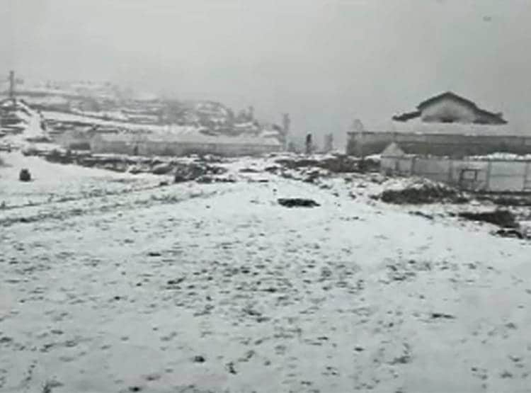 भारी बर्फबारी से अपने ही घरों में कैद लोग, सीढ़ीनुमा खेत बर्फ से हुए सफेद