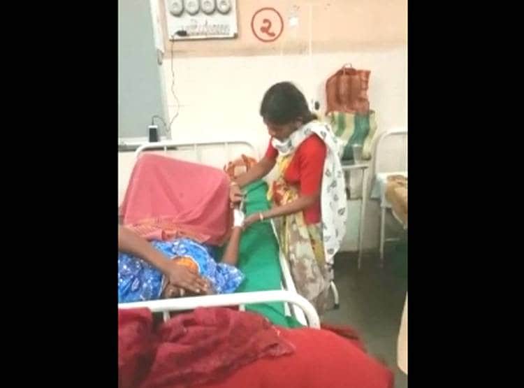 झाड़ू लगाती सफाईकर्मी मरीज के पास पहुंची, हाथ में लगा द‍िया इंजेक्शन