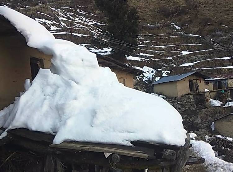 भारी बर्फबारी से अपने ही घरों में कैद लोग, सीढ़ीनुमा खेत बर्फ से हुए सफेद