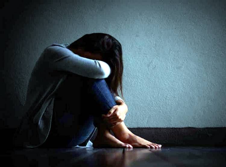 अपहरण के बाद दो दिन जंगल में बंधक रही लड़की, लौटकर आई तो लगा ली फांसी