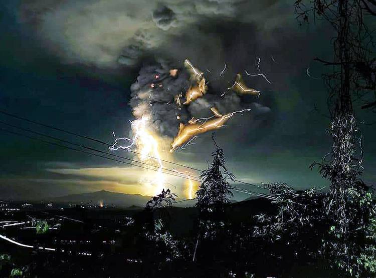 शादी के फोटो में कैद हुआ खतरनाक नजारा, देखकर दंग रह गए लोग