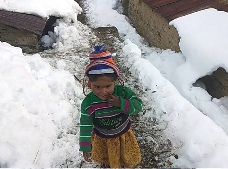 भारी बर्फबारी से अपने ही घरों में कैद लोग, सीढ़ीनुमा खेत बर्फ से हुए सफेद