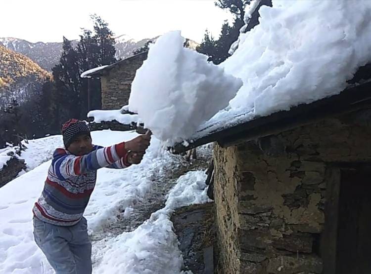 भारी बर्फबारी से अपने ही घरों में कैद लोग, सीढ़ीनुमा खेत बर्फ से हुए सफेद
