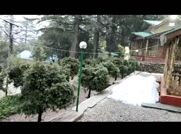 भारी बर्फबारी से अपने ही घरों में कैद लोग, सीढ़ीनुमा खेत बर्फ से हुए सफेद